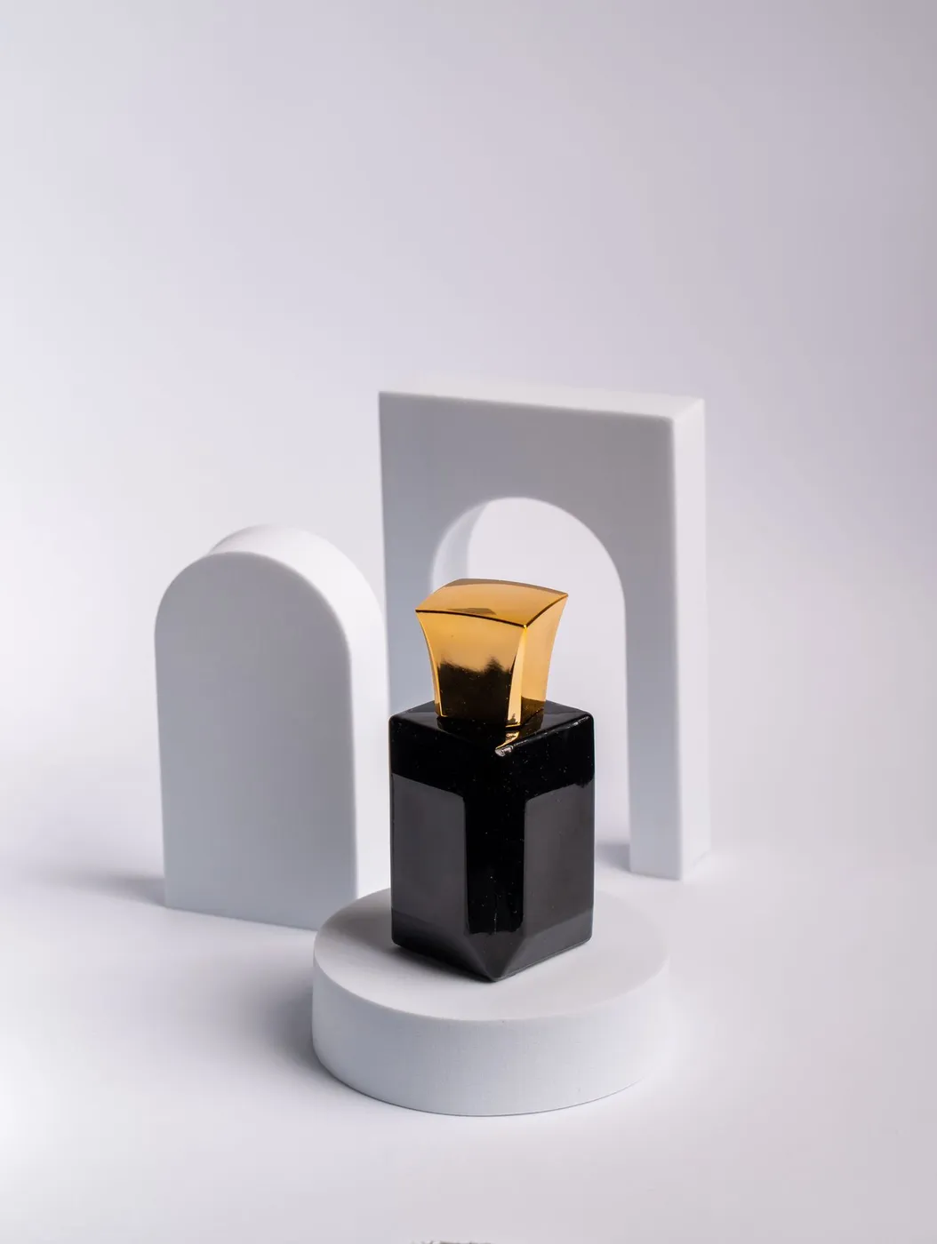 Flacon de parfum noir à bouchon doré