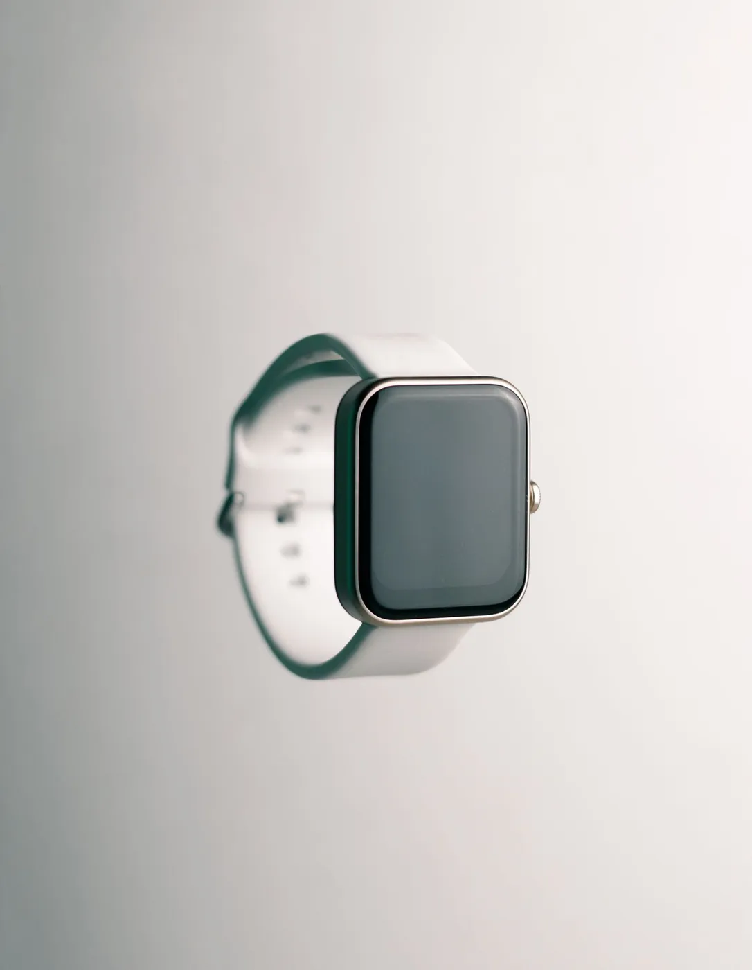 Montre connectée élégante à bracelet blanc