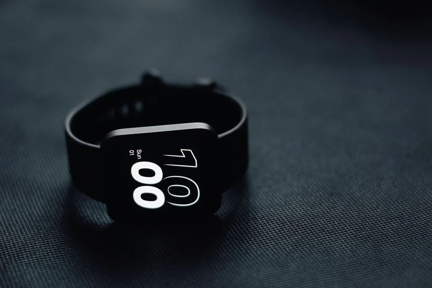 Montre connectée sport à bracelet noir