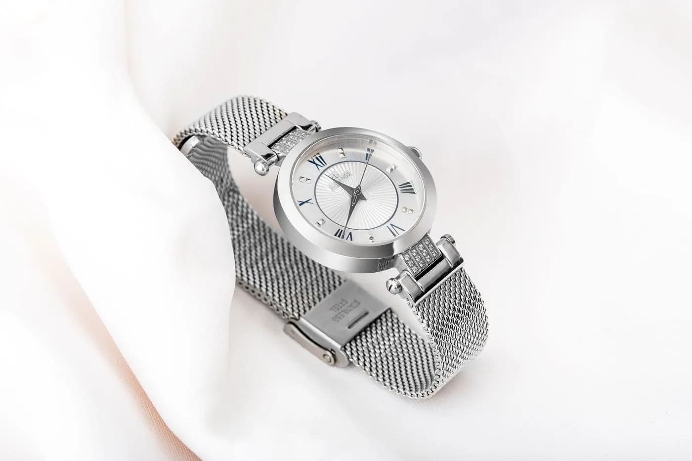Montre femme argentée à cadran blanc et bracelet maille